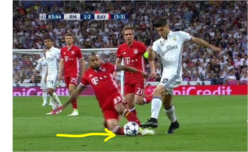 Liga Champions - Lihat Sendiri, Apa Vidal Layak Kartu Merah? Liga Champions - Lihat Sendiri, Apa Vidal Layak Kartu Merah?