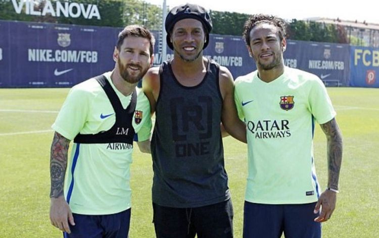 Barcelona - Ronaldinho foto bersama Lionel Messi dan Neymar saat sesi latihan