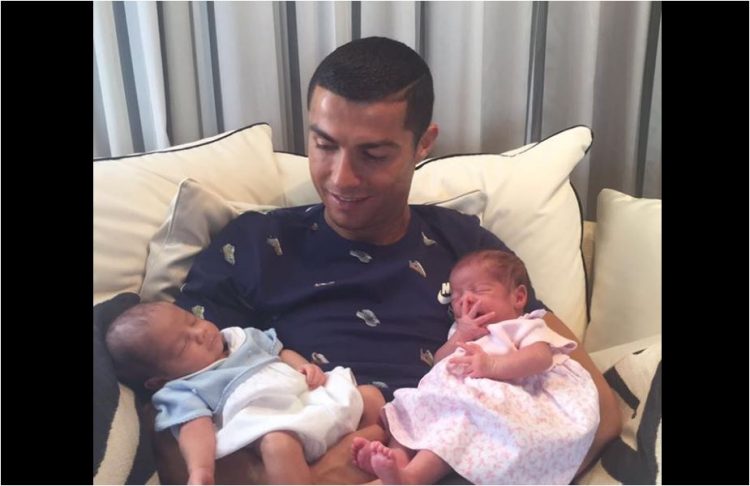Cristiano Ronaldo Pamerkan Dua Anak Kembarnya