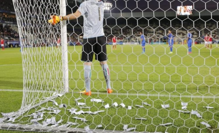 Liga Italia - Fans Italia Lempari Gianluigi Donnarumma Uang Palsu Liga Italia - Fans Italia Lempari Gianluigi Donnarumma Uang Palsu