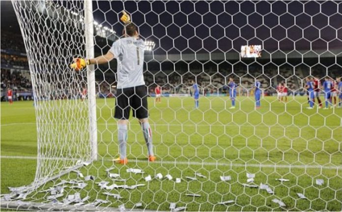 Gawang Gianluigi Donnarumma dilempari uang palsu Gawang Gianluigi Donnarumma dilempari uang palsu