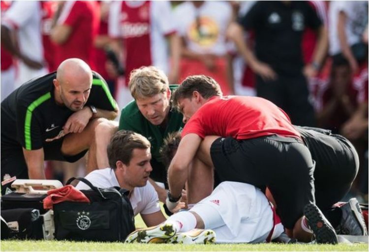 Internasional - Pemain Ajax Jatuh di Lapangan, Laga Dihentikan Internasional - Pemain Ajax Jatuh di Lapangan, Laga Dihentikan