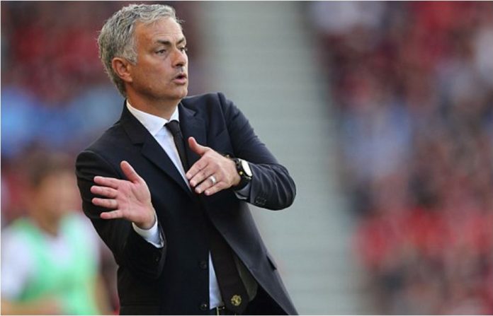 Jose Mourinho memberi instruksi Jose Mourinho memberi instruksi