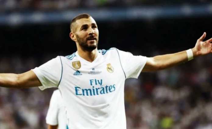 Karim Benzema - Real Madrid Pemain bola Real Madrid, Karim Benzema, digambarkan sebagai perpaduan antara Zinedine Zidane dan Cristiano Ronaldo