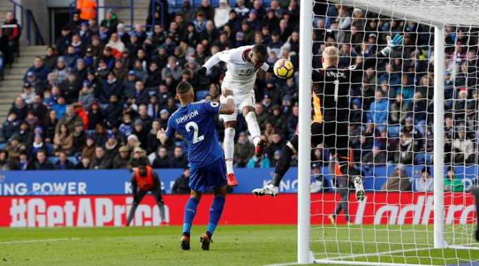 Benteke Striker Crystal Palace Christian Benteke saat mencetak gol ke gawang Leicester City