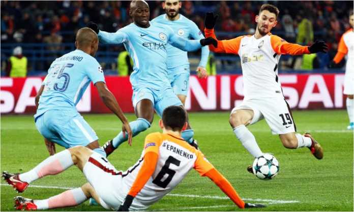 Hasil LIga Champions, Shakhtar Donetsk vs Manchester City Para pemain Manchester City mencoba menahan satu serangan Shakhtar Donetsk dalam laga terakhir grup Liga Champions mereka, Kamis dinihari WIB