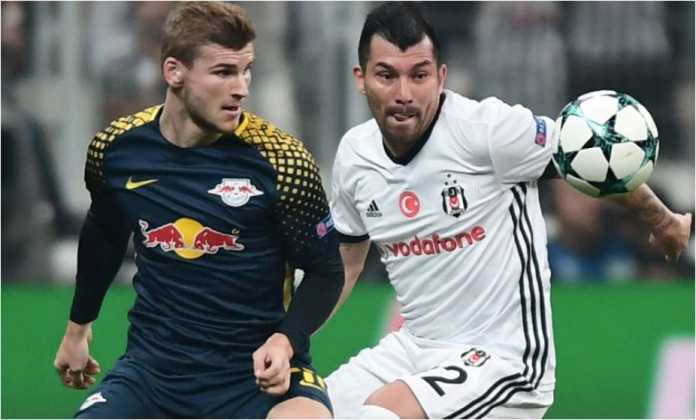 Hasil Liga Champions, RB Leipzig vs Besiktas Timo Werner dari RB Leipzig berebut bola dengan Gary Medel dari Besiktas dalam laga terakhir Grup G Liga Champions