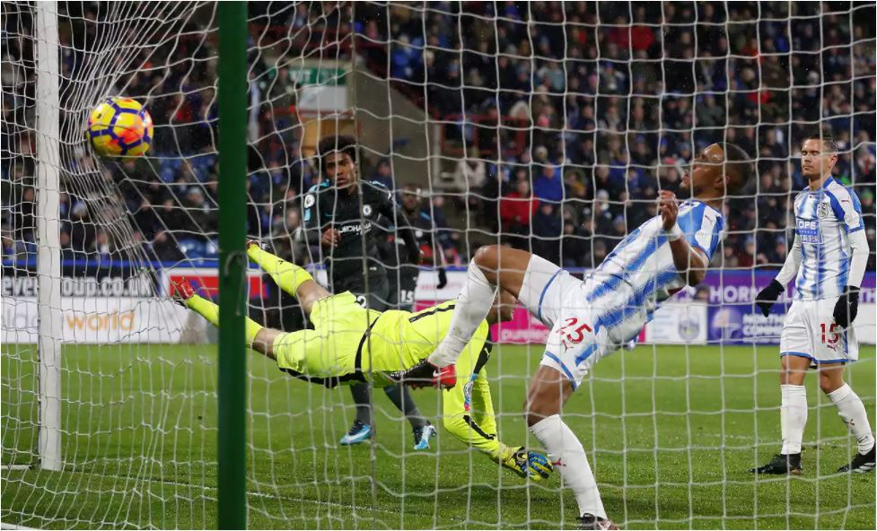 Pemain Chelsea Willian menanduk bola masuk ke gawang Huddersfield dalam lanjutan Liga Inggris pekan ke-17, Rabu dinihari WIB.
