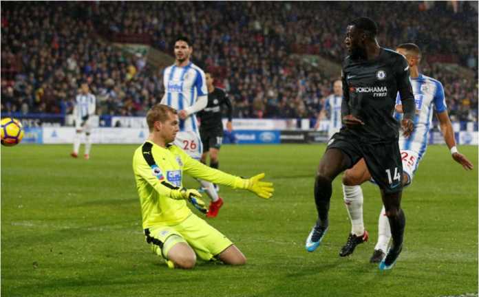Hasil Liga Inggris, Huddersfield vs Chelsea Tiemoue Bakayoko mencongkel bola dari sudut yang sangat sempit menjadi gol bagi Chelsea dalam laga Liga Inggris di Huddersfield, Rabu dinihari WIB