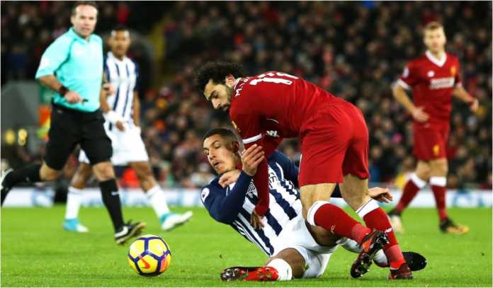 Hasil Liga Inggris, Liverpool vs West Brom Pemain Liverpool Mohamed Salah mencoba melepaskan diri dari tarikan pemain West Brom dalam laga Liga Inggris, Kamis dinihari WIB