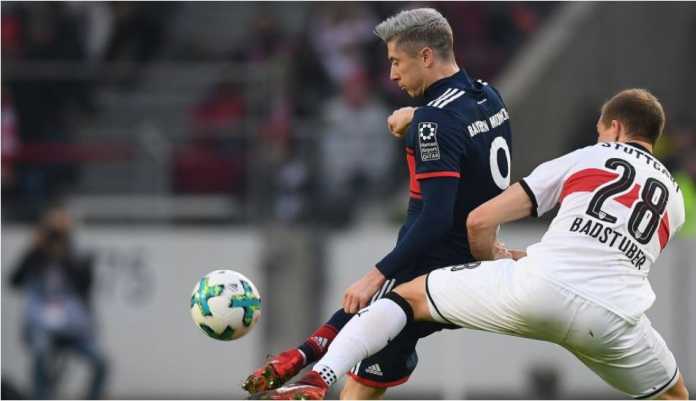 Hasil Stuttgart vs Bayern Munchen Striker Bayern Munchen Robert Lewandowski berusaha lepas dari pengawalan bek Stuttgart pada laga Liga Jerman, Sabtu malam WIB