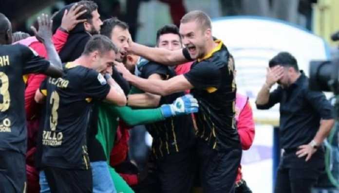 Kiper Bawa Benevento Tahan Imbang AC Milan Benevento berhasil mencuri poin AC Milan lewat gol sang kiper, Alberto Brignoli, di menit-menit akhir, yang sukses membawa tim promosi itu menahan imbang Milan, 2-2.