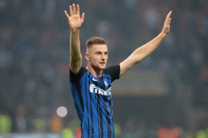 Milan Skriniar Tak Peduli Diincar Barcelona dan Real Madrid Bek andalan Inter Milan, Milan Skriniar, mengaku tak peduli dirinya dilirik dua raksasa Eropa, Barcelona dan Real Madrid.