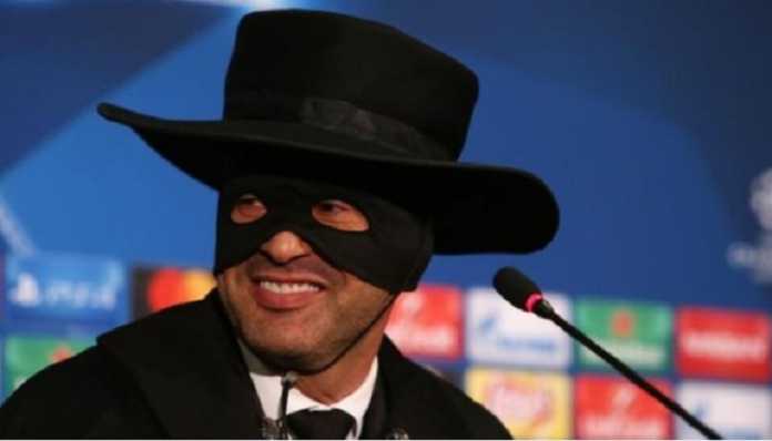 Paulo Fonseca Tampil Berkostum Zorro Setelah Shakhtar Donetsk Kalahkan Manchester City Saking senang, pelatih Shakhtar Donetsk tampil dengan kostum Zorro di konferensi pers usai pertandingan.