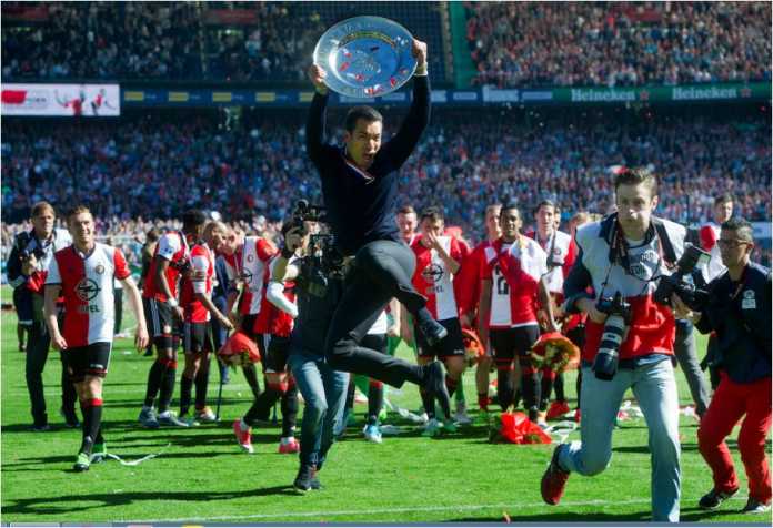 Feyenoord, trofi Eredivisie Liga Belanda Giovanni van Bronckhorst, pelatih Feyenoord, merayakan keberhasilan klub meraih trofi Eredivisie Liga Belanda