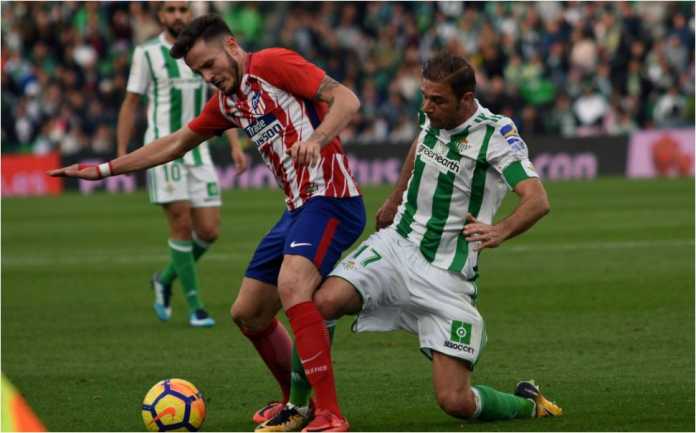 Hasil Liga Spanyol, Real Betis vs Atletico Madrid Para pemain Real Betis vs Atletico Madrid berebut bola dalam laga Liga Spanyol, Minggu malam WIB
