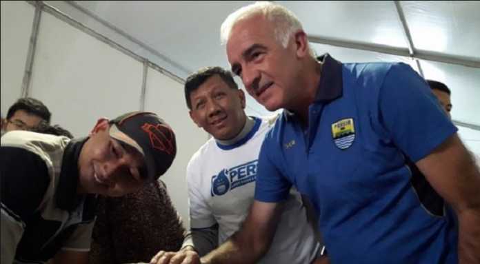 Mario Gomez Minta Skuad Persib Bandung Sama-sama Bekerja Keras Skuad Persib Bandung diminta sama-sama bekerja keras untuk dapatkan tempat di tim inti dan kembalikan kejayaan Maung Bandung.
