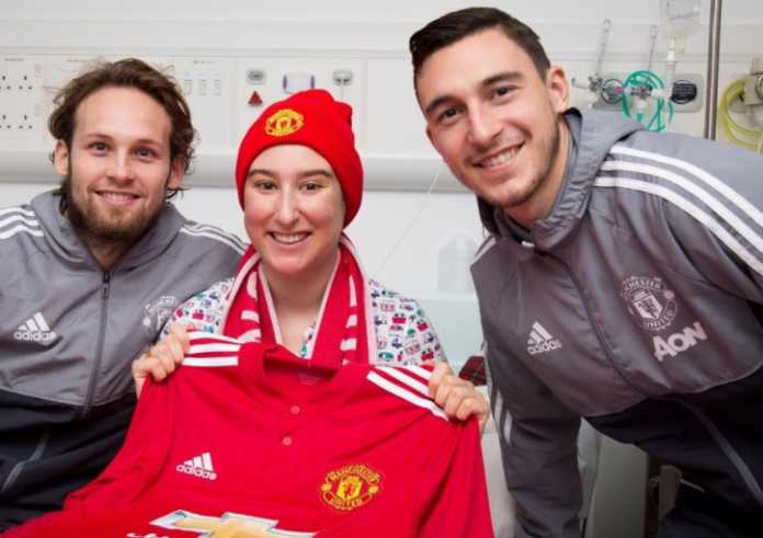 Matteo Darmian Dua raksasa Liga Italia, Juventus dan Napoli tertarik untuk mendatangkan bek Manchester United Matteo Darmian, menurut laporan Sky Sports.