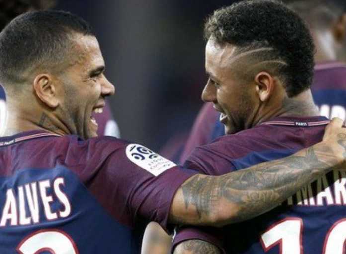 Neymar - Dani Alves Neymar dan Dani Alves menyebabkan masalah baru di klub PSG.