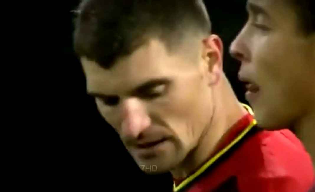 Liga Inggris, Manchester United, Borussia Dortmund, Barcelona, Bursa Transfer Manchester United Siap Kalahkan Barcelona Boyong Bek Kanan Borussia Dortmund