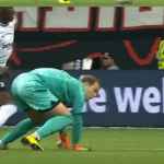 Perut Mules, Manuel Neuer Bikin Blunder Dalam Kemenangan 1-6 Bayern di Frankfurt