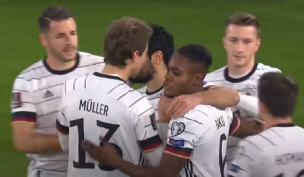 Jerome Boateng Dorong Fans Tak Kritik Timnas Jerman Berlebihan Timnas Jerman Kena Semprot Jelang Piala Dunia, Jerome Boateng Nasihati Fans