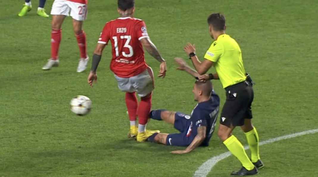 Injakan dua kaki Enzo Fernandez ke Marco Verratti Injakan Sadis Dua Kaki Pemain Benfica Warnai Hasil Imbang PSG di Portugal