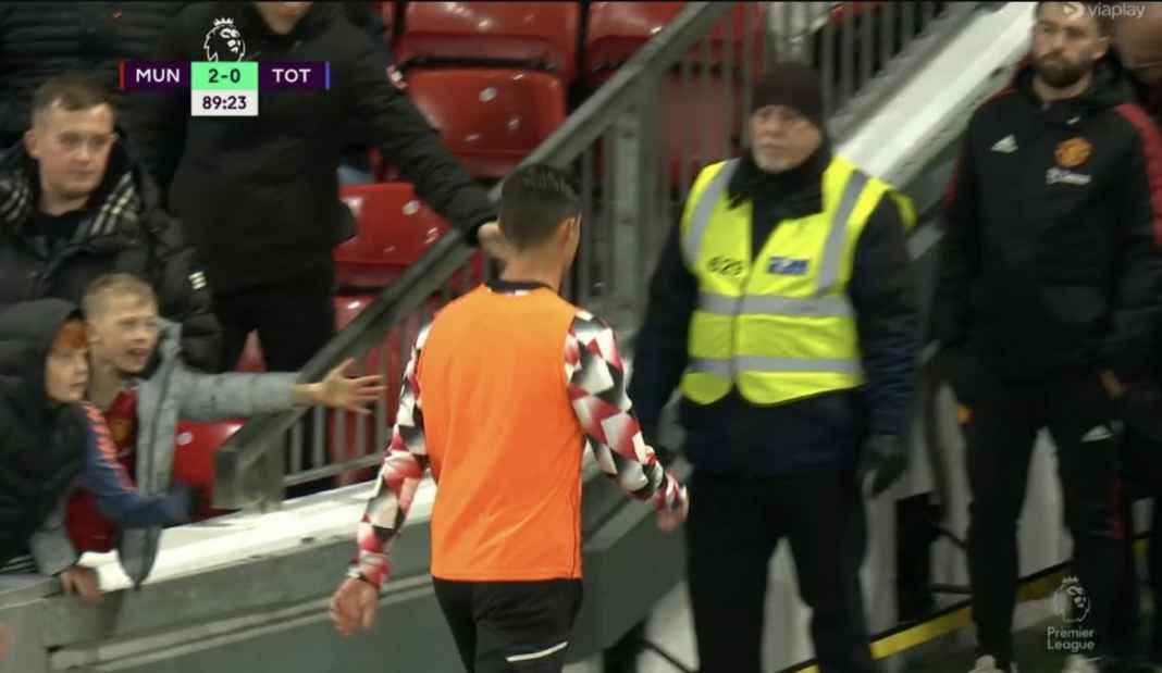 Ronaldo dihukum dan dicoret dari skuad Kang Ngambek DIHUKUM! Dicoret dari Skuad Man Utd vs Chelsea, Disuruh Latihan Sendiri!