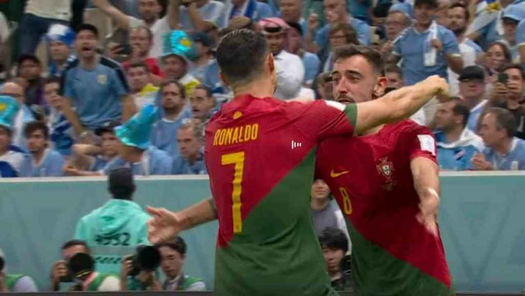 Cristiano Ronaldo dan Bruno Fernandes merayakan gol yang membawa Portugal unggul 1-0 atas Uruguay di menit 54 babak kedua matchday kedua Grup H Piala Dunia 2022