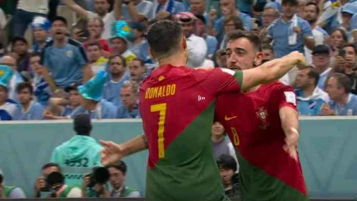 Cristiano Ronaldo dan Bruno Fernandes merayakan gol yang membawa Portugal unggul 1-0 atas Uruguay di menit 54 babak kedua matchday kedua Grup H Piala Dunia 2022