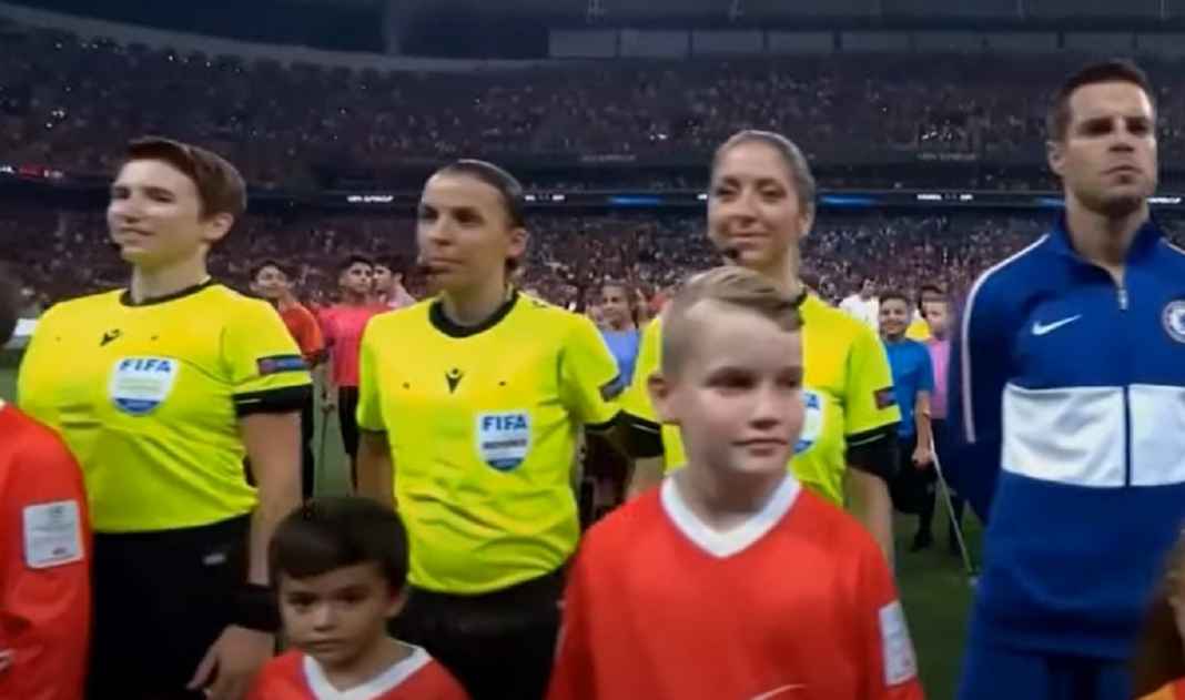 Piala Dunia, Wasit Piala Dunia Qatar Ukir Sejarah Baru: Dikawal Wasit Perempuan