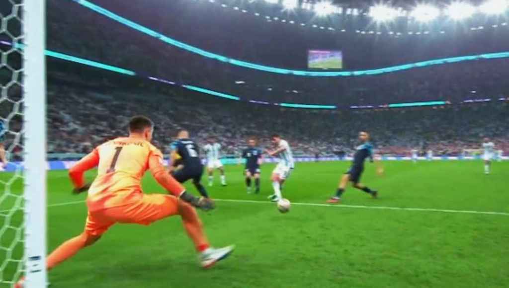 Julian Alvarez mencetak gol ketiga bagi Argentina melalui assist dari Lionel Messi, Argentina lolos ke babak final Piala Dunia 2022