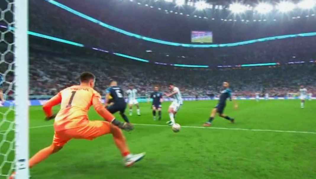 Julian Alvarez mencetak gol ketiga bagi Argentina melalui assist dari Lionel Messi, Argentina lolos ke babak final Piala Dunia 2022 Julian Alvarez mencetak gol ketiga bagi Argentina melalui assist dari Lionel Messi, Argentina lolos ke babak final Piala Dunia 2022