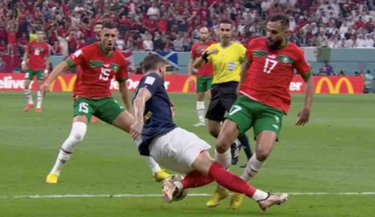 Kartu kuning kontroversial diterima Sofiane Boufal meski sebenarnya ia yang ditabrak oleh Theo Hernandez di laga Perancis vs Maroko