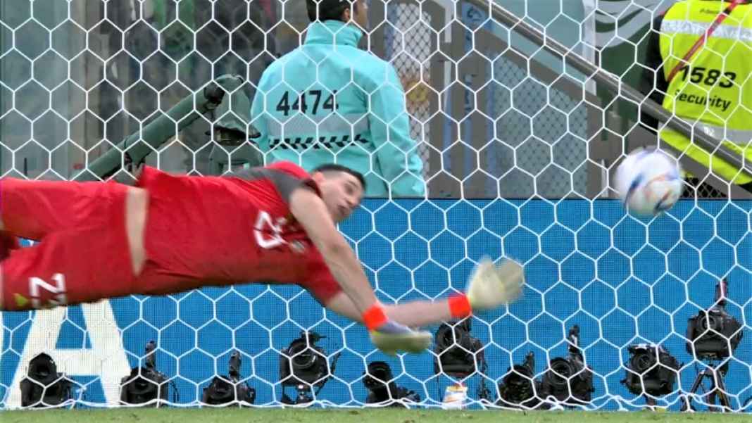 Kiper Emiliano Martinez, Argentina Kiper Emiliano Martinez gagalkan sepakan pemain Belanda