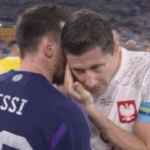 Lionel Messi dan Robert Lewandowski tampak berbincang usai laga antaar Polandia vs Argentina berakhir di Piala Dunia 2022