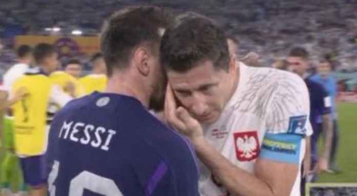 Lionel Messi dan Robert Lewandowski tampak berbincang usai laga antaar Polandia vs Argentina berakhir di Piala Dunia 2022