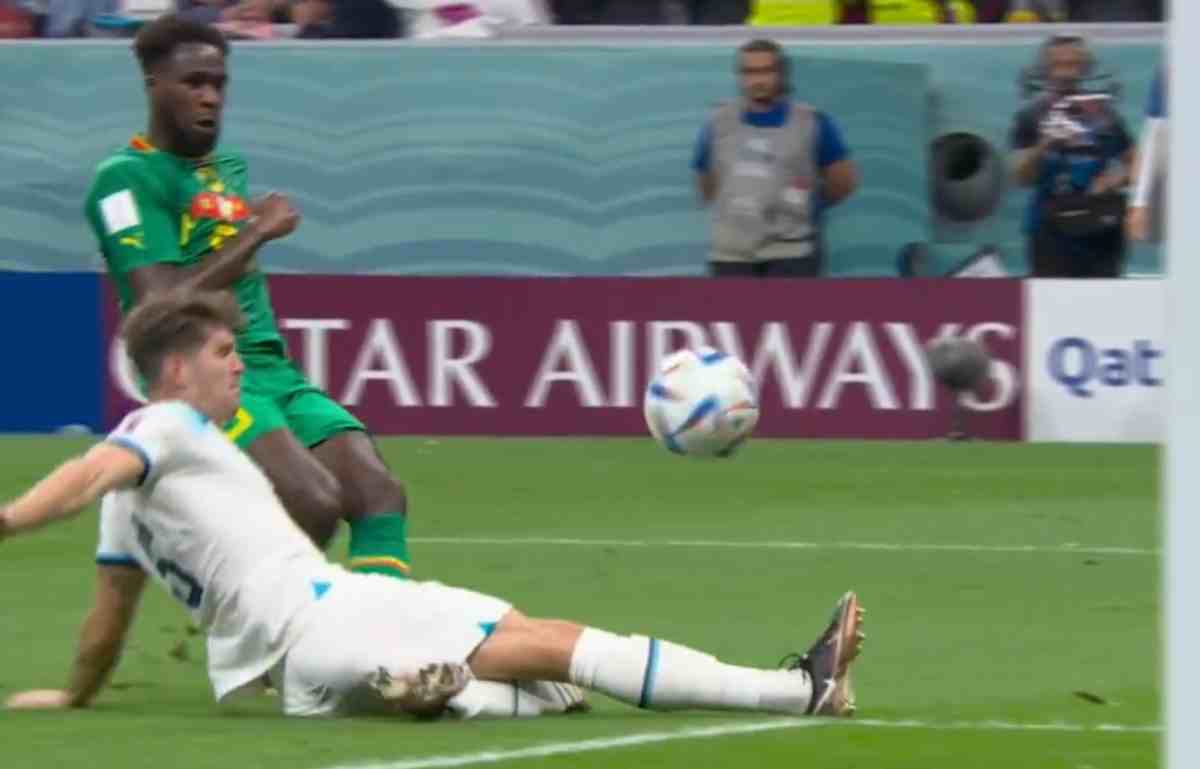 Serangan pemain Senegal nyaris menjebol gawang Inggris di awal babak pertama