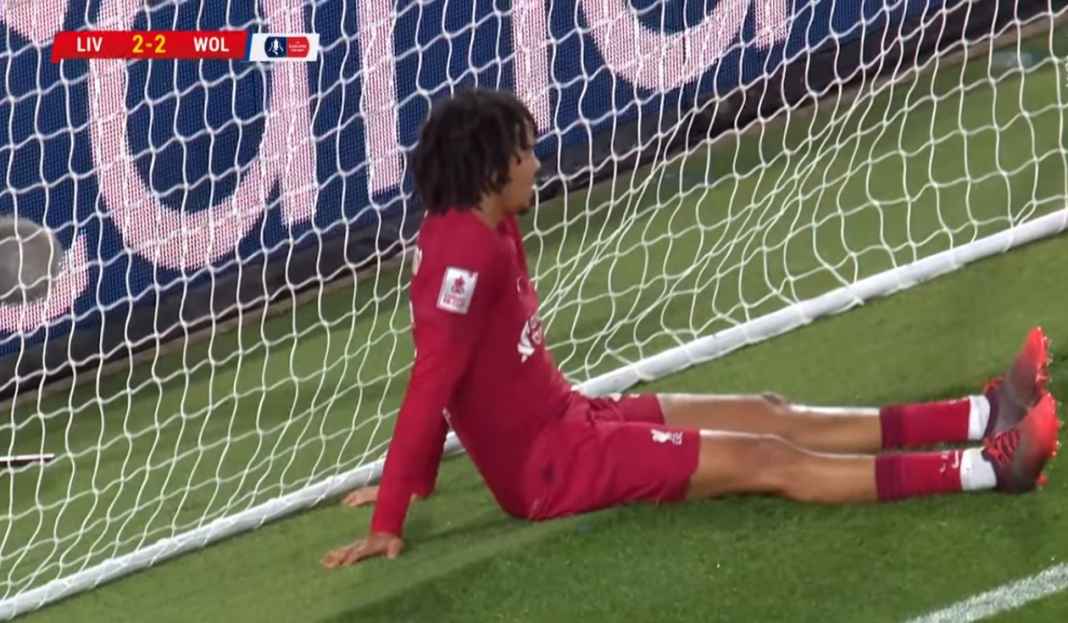 Alexander-Arnold terduduk usai Liverpool kebobolan Brighton Berpeluang Lompati Klasemen Pasukan Jurgen Klopp Jelang Laga di Liga Inggris