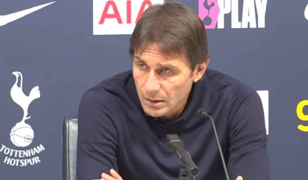Antonio Conte Sedang Konferensi Pers Udah Capek-capek ke Empat Besar, Eh Antonio Conte Ledekin Manchester United