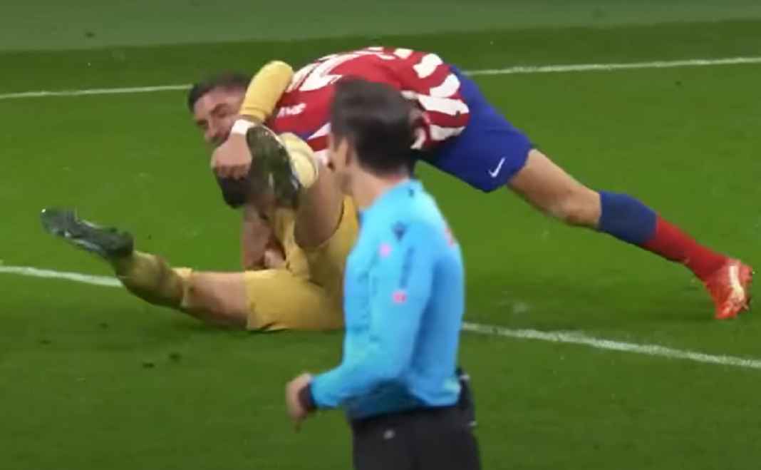 Ferran Torres dan Stefan Savic Saat Gelut di Lapangan Ferran Torres dan Stefan Savic Saat Gelut di Lapangan
