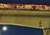 Teror Terhadap Vinicius Dimulai, Boneka Jersey Real Madrid No 20 Digantung di Jembatan Madrid