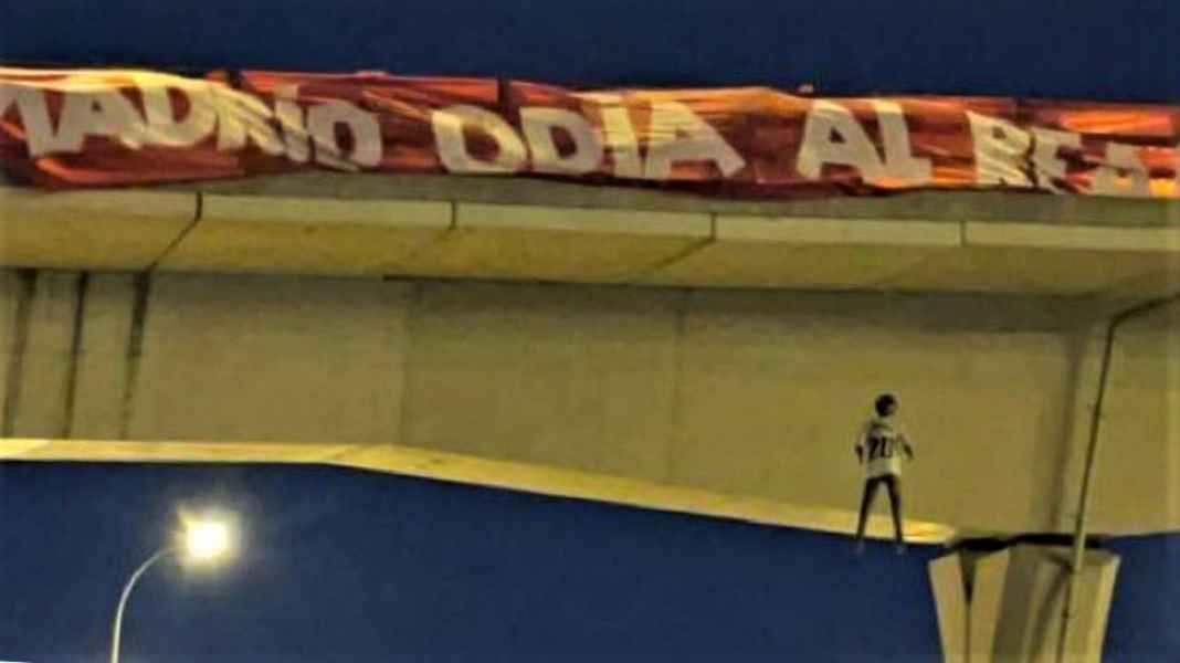 Boneka Vinicius digantung Teror Terhadap Vinicius Dimulai, Boneka Jersey Real Madrid No 20 Digantung di Jembatan Madrid