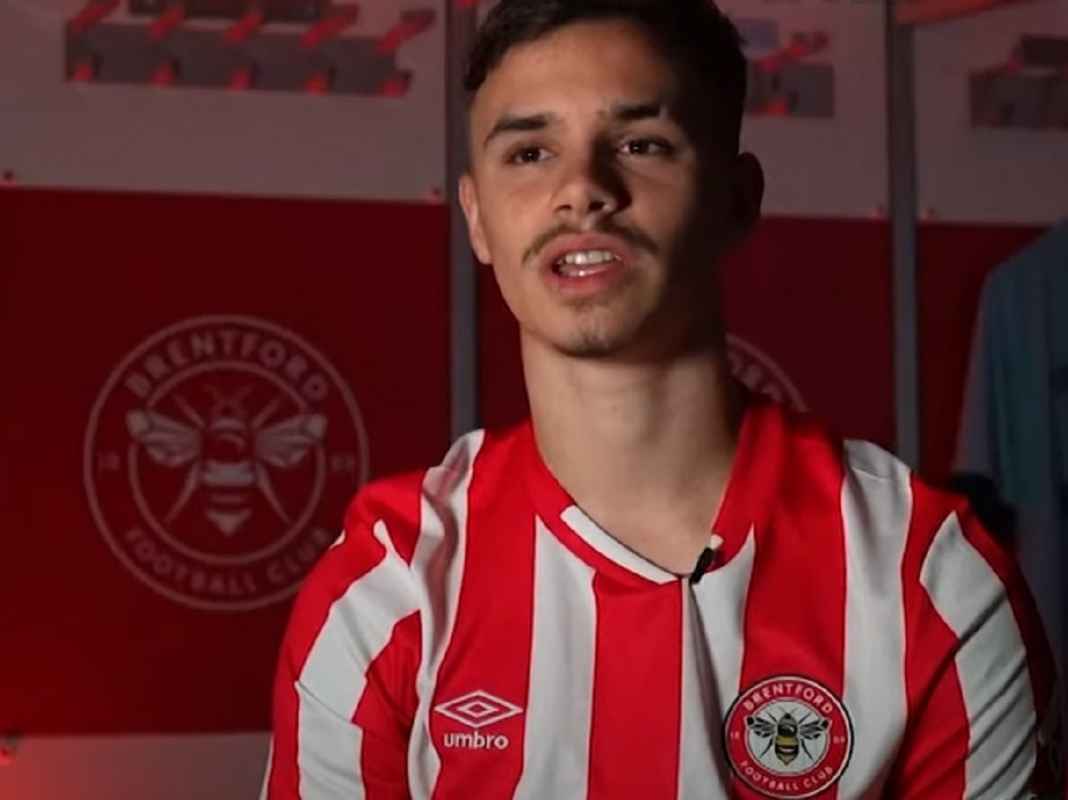 Romeo Beckham Saat Diperkenalkan Sebagai Pemain Baru Brentford