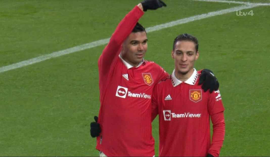 Casemiro dan Antony saat rayakan gol Manchester United Lolos Tadi Malam, Kapan Undian Putaran Kelima Piala FA Dilakukan?