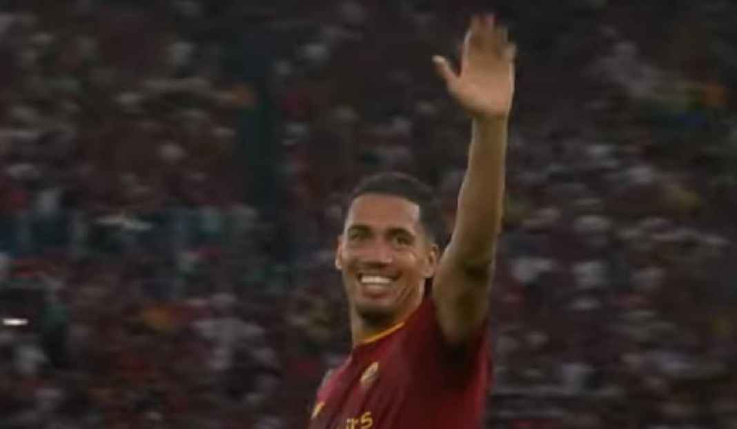 Agen Chris Smalling Tiba di Italia, Tanda Bertahan di AS Roma?