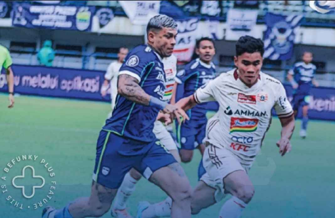 Ciro Alves tengah berduel dengan Ferrari di Laga Persib vs Persija