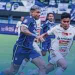 Ciro Alves tengah berduel dengan Ferrari di Laga Persib vs Persija