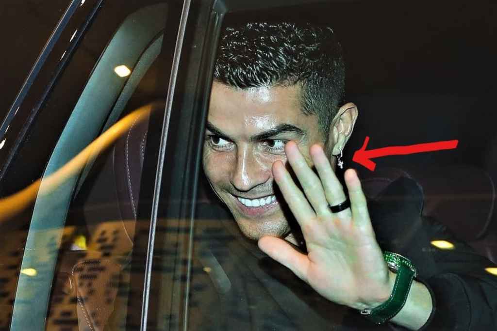Resmi Diperkenalkan Al Nassr, Ronaldo Kenakan Anting Salib