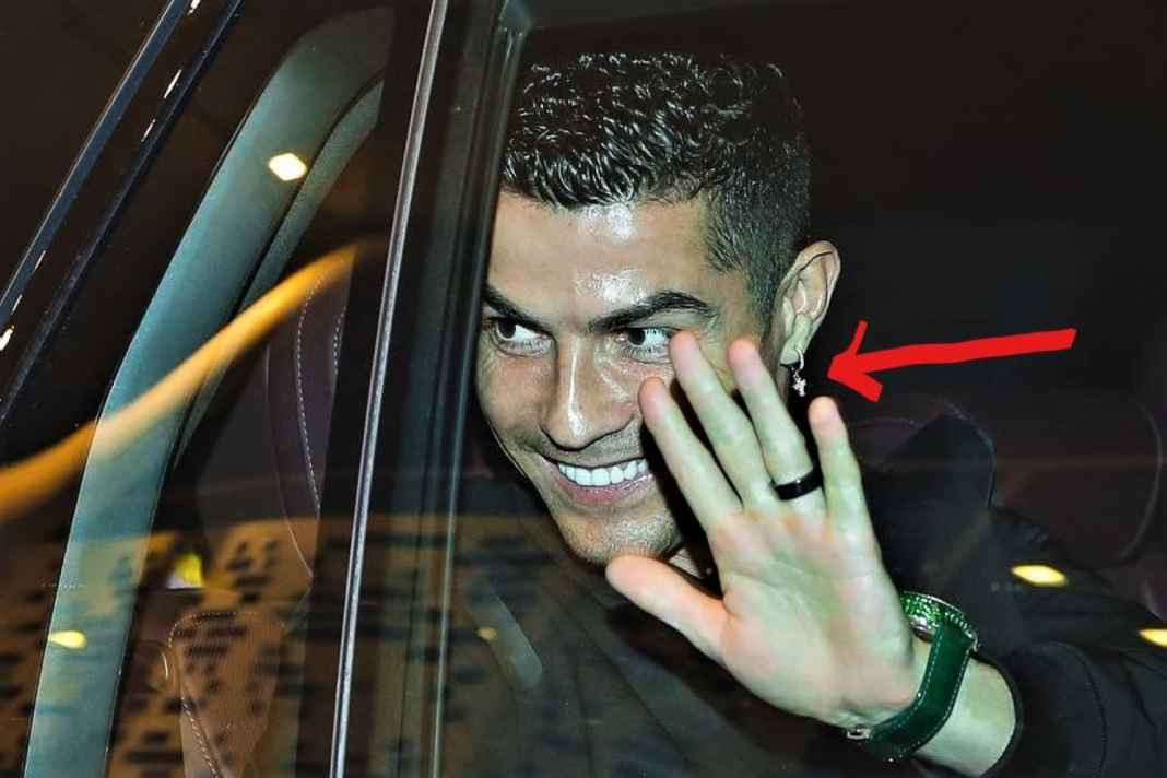 Cristiano Ronaldo, Al Nassr Resmi Diperkenalkan Al Nassr, Ronaldo Kenakan Anting Salib
